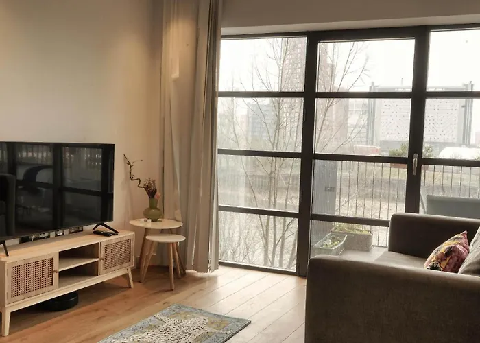 London City Island 1 Bedroom Luxury Apartments, Private Balcony