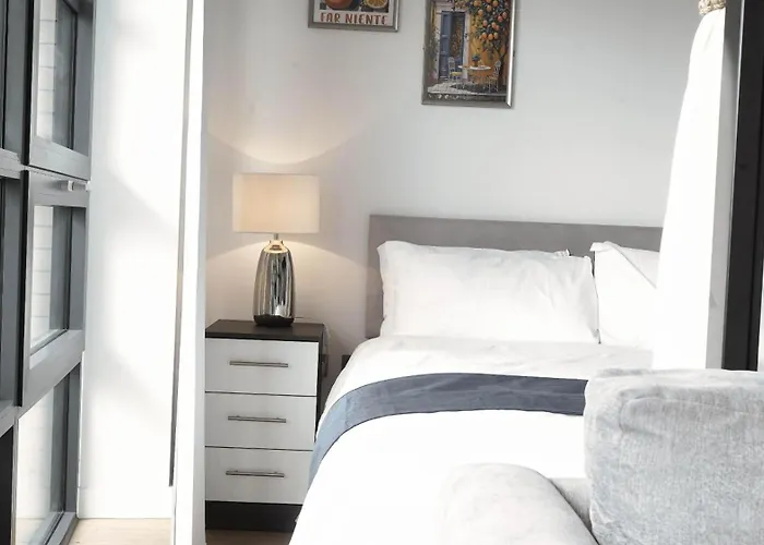 London City Island 1 Bedroom Luxury Apartments, Private Balcony