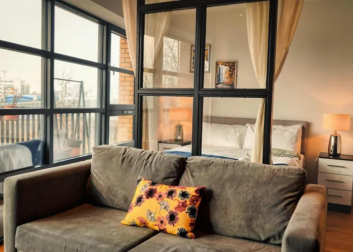 London City Island 1 Bedroom Luxury Apartments, Private Balcony